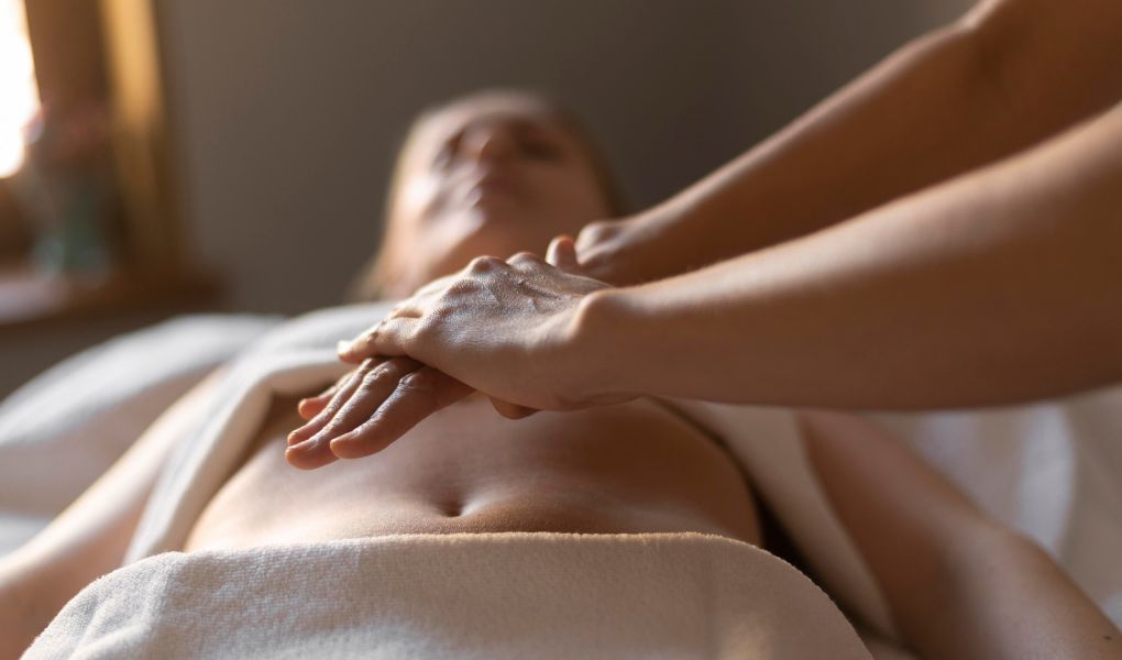 Pratique du magnétisme mains sur le corps