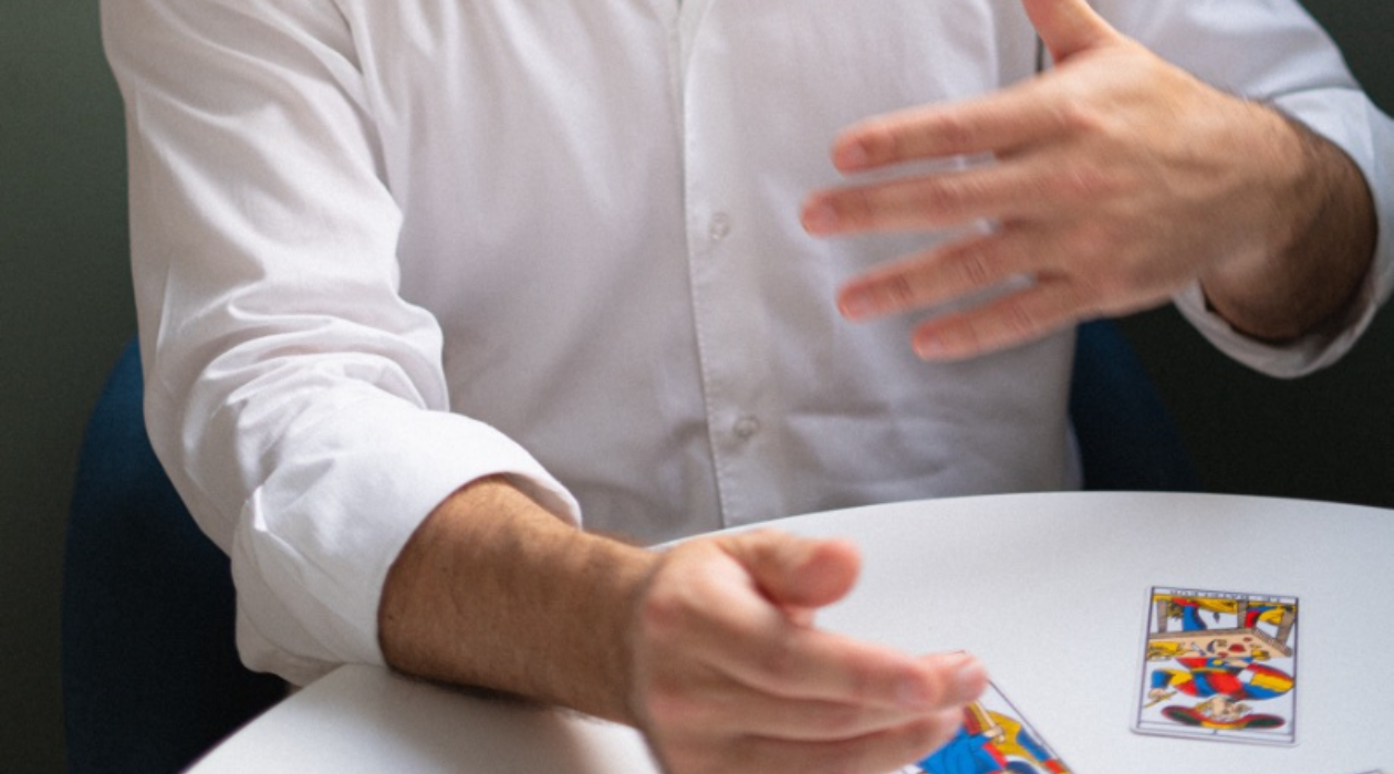 Cartomancie Tarot Psychologique Divinatoire : Comprendre les différences