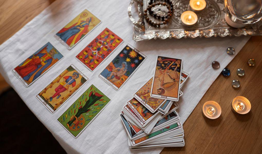 Cartes du Tarot de Marseille et ambiance ésotérique lors d’une séance de tarologie